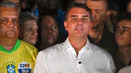 El excandidato presidencial Flavio Bolsonaro, en su comparecencia el pasado domingo cuando afirmó que "es imposible reconocer" la victoria del presidente Luiz Inácio Lula da Silva en la segunda vuelta de las elecciones presidenciales de Brasil