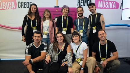La consejera Esnaola con los grupos navarros presentes en el BIME