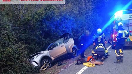 Personal de emergencias atienden el accidente