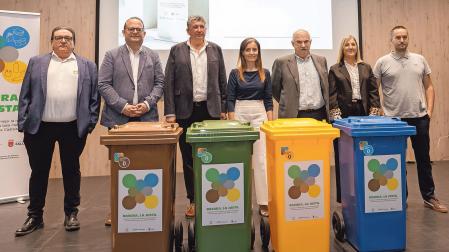 De izda. a dcha.: Miguel Ángel Arrastio (gerente de la Mancomunidad Ribera Alta), José Luis Moreno (gerente de Innovación de Ecoembes), José María Palacios (presidente de la Mancomunidad Ribera Alta), Ana Bretaña (directora general de Medio Ambiente), José María Aierdi (consejero de Medio Ambiente del Gobierno de Navarra), Berta Pejenaute (alcaldesa de Cadreita) y Joseba Barandiaran (técnico ambiental de la Mancomunidad)