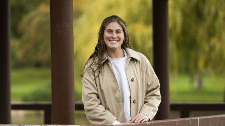 Heidi Heffelfinger, nuevo fichaje del Waterpolo 9802, posa en la azumaya, la característica caseta de madera del parque Yamaguchi.