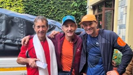 Mikel Saez de Urabain, Mikel Zabalza y Rubén Pérez, en el inicio de la expedición en la que han logrado ascender el Jugal II