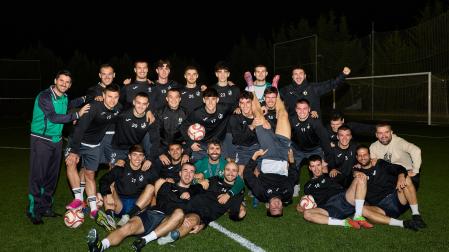 LOS DEBUTANTES. El cuerpo técnico y los jugadores del Pamplona son, arriba (de izda. a dcha.) Óscar Resano (entrenador de porteros), Sergio Amadoz, Xabier Bezunartea, Daniel Baztarrica, Xabier Zaldua, Aitor Suesun, Unai Esparza, Adur Larumbe (delegado); centro, Xabier Cemborain, Mikel Mahugo, Mikel Almagro (segundo entrenador), Javier Barber, RubénChavarrren, Javier Ripa, Javier Zapata, Adrián Pardo, Juan Ibáñez;abajo, Lucas Azaola (fisioterapeuta), Adrián Tabuenca, Martín Saralegui, Carlos Jiménez (preparador físico), Odei Pérez, Hodei Urriza, Mikel Cubillo, Fernando Francés y Julen Labiano (entrenador).