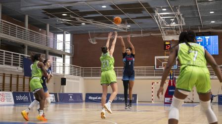 Cesarina Capellán tira a canasta frente a Rebeca Cotano, ala-pívot del Joventut Badalona.