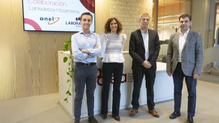 En la firma participaron Ignacio Ugalde, presidente de ANEL; Iñaki Ugalde, responsable de Empresas e Instituciones de ANEL y director de Coalea; y Pello Bayona y Maitane Bueno, responsables de Zona de LABORAL Kutxa en Navarra