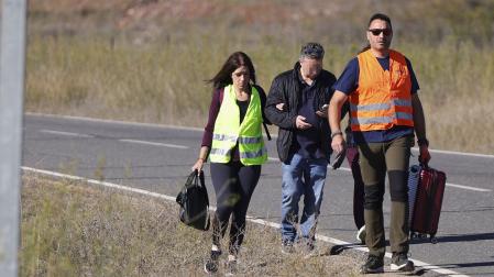 Pasajeros de los trenes siniestrados en Toledo salen por su propio pie en las inmediaciones del accidente de dos trenes de alta velocidad, uno de Renfe y otro de Iryo