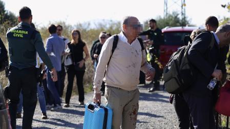 Pasajeros de los trenes siniestrados en Toledo salen por su propio pie en las inmediaciones del accidente de dos trenes de alta velocidad, uno de Renfe y otro de Iryo