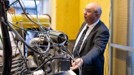 En primer plano, el motor resultado del proyecto