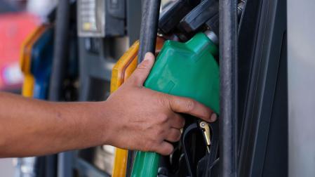 Imagen de una persona que coge un dispensador de gasoil