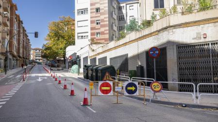 *A: Irati Aizpurua San Román *F: 28-10-26 *T: Cortado el tráfico en la Calle de Sangüesa. *L: Calle de Sangüesa, Pamplona.