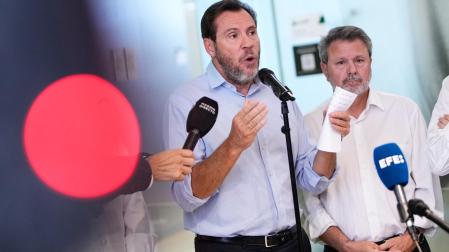 El ministro de Transportes, Óscar Puente, comparece ante los medios de comunicación en el Centro de Control del gestor de la infraestructura ferroviaria, Adif, en Madrid, para informar del accidente en Urda
