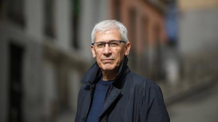 José Ovejero ha escrito poesía, ensayo, libros de viajes, cuentos y novelas. Su anterior ficción, Una belleza terrible (2025), la escribió junto a Edurne Portela