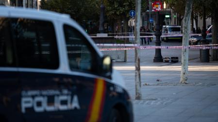 La maleta sospechosa, en el suelo con la zona acordonada
