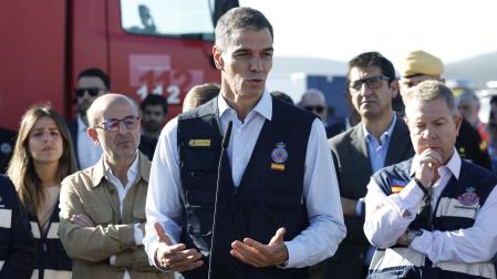 El presidente del Gobierno, Pedro Sánchez, junto al presidente de Castilla-La Mancha, Emiliano García-Page, realiza declaraciones a los medios durante su visita al lugar del accidente de dos trenes de alta velocidad en Urda