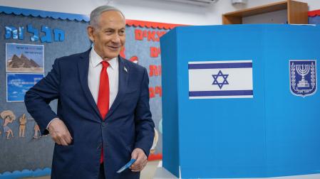 El aún primer ministro israelí, Benjamín Netanyahu, ejerciendo su derecho a voto este martes