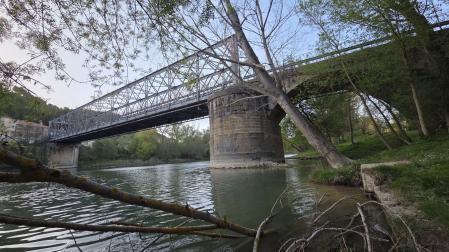 Vista general del puente de acceso a Sangüesa, salvando el cauce del río Aragón