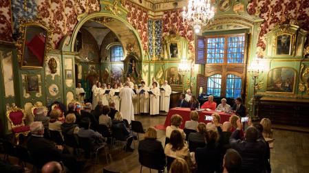 PRESENTACIÓN EN LA CATEDRAL DE PAMPLONA. El libro se presentó recientemente en la sacristía de la catedral. Acompañaron al autor Carlos Esteban Ayerra Sola, deán de la Catedral de Pamplona; Alicia Ancho Villanueva, directora del Servicio de Patrimonio Histórico del Gobierno de Navarra; Clara Fernández-Lagreda Aguadé, profesora emérita de Historia del Arte de la Universidad de Navarra; y Ricardo Fernández Gracia, director de la Cátedra de Patrimonio y Arte Navarro de la Universidad de Navarra. El evento contó con la participación de la Capilla de Música de la Catedral