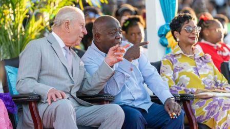 Fotografía tomada de la cuenta en Facebook del primer ministro de Bahamas, Philip Davis (c), junto al rey Carlos III durante su visita a Nasáu