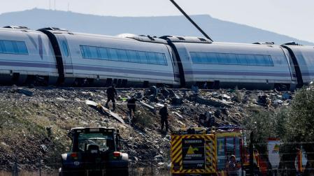 Servicios de emergencia y miembros de la Guardia Civil trabajan en el lugar del accidente de dos trenes de alta velocidad que han colisionado en Urda (Toledo)