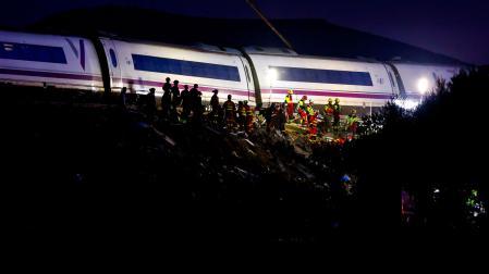 Servicios de emergencia trabajan en el lugar del accidente ferroviario en Urda aunque ya ha anochecido buscando supervivientes o fallecidos entre los restos de los trenes