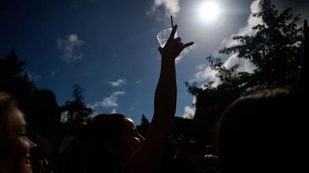 Una estudiante alza su vaso en la carpa universitaria de hace dos años