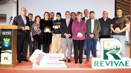 Premiados y representantes institucionales posan tras la entrega de premios que tuvo lugar ayer en San Martín de Unx