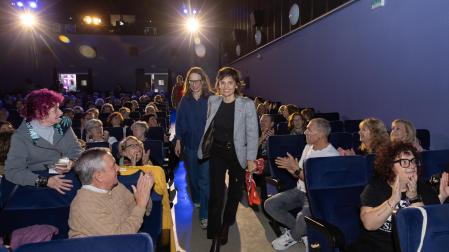 La directora Ione Hernández (izquierda) y la actriz Elena Anaya (derecha) entrando a la sala del Cine Moncayo de Tudela para presentar su película ‘Hermanas’, ante el aplauso de los asistentes