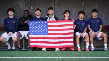 Algunos jugadores del Izar son (de izda. a dcha.) Luciano Jameson (Guam), GodfreyJuma (Tanzania), Nathan Sefton (Sudáfrica), Iván Armañanzas (entrenador), Yadiel Fernando (EE UU), Jayson Mercado (Puerto Rico), Angel Valentín (México)