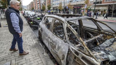 Un coche calcinado, tras los actos de violencia callejera de Bilbao