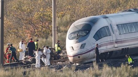 Varias personas de las fuerzas de seguridad la UME y los bomberos trabajan este jueves en la cabecera del convoy del tren Ave de Renfe que colisionó con un tren Iryo ayer en Urda (Toledo)