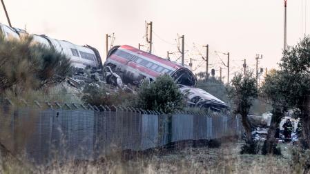 Los servicios de emergencia junto a maquinaria pesada trabajan en el lugar del accidente ferroviario un día después del suceso, este jueves, en la localidad toledana de Urda.
