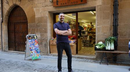 Javier Campuzano, delante de Alimentación Camino de Santiago