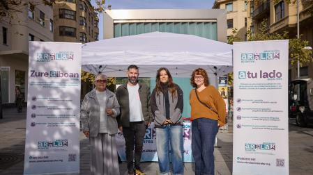 De izda a dcha: Edurne, Manuel Buzón, Carlota Molinero (directora) y Yulia Kovarskaya (técnico administrativa), el jueves por la mañana, en la carpa informativa que instalaron en Carlos III.