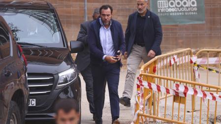 El ministro de Transportes, Óscar Puente (c), a su llegada a la reunión del Centro de Coordinación Operativa Integrado (CECOPI) este jueves en Toledo, en el primer día de luto oficial de los tres decretados por el Gobierno por el trágico accidente ferroviario de Urda