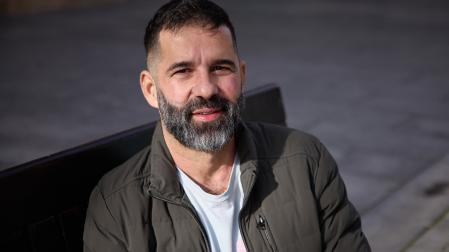 El sevillano Manuel Buzón Fuentes, de 46 años, en la avenida Carlos III de Pamplona, donde participó en una jornada informativa con la asociación Aralar, de lucha contra la ludopatía.