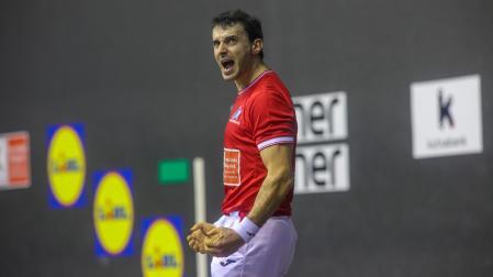 Jokin Altuna celebra un tanto en el último partido contra Laso. FERNANDO DE LA HERA