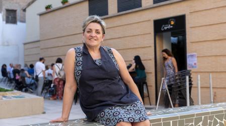 Virginia Coscolín Jiménez frente a su local, Horno Coscolín