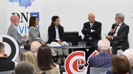 De izda. a dcha., los periodistas de Diario de Navarra, Yulen Garmendia y Diana de Miguel, junto a Sara Velázquez, Miguel Elizari y Juan las Navas