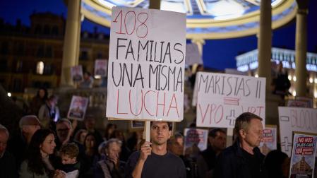 Decenas de familias se concentraron en la plaza del Castillo para reclamar una solución para Maristas