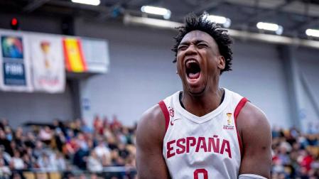 El pívot tudelano asombró en su primer partido con la selección española. En la imagen, Great Osobor celebra una canasta.