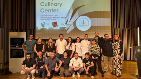 Foto de familia con autoridades y participantes en la jornada