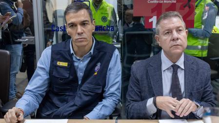 El presidente del Gobierno, Pedro Sánchez (i) y el presidente de Castilla-La Mancha, Emiliano García-Page, durante la reunión del Centro de Coordinación Operativa Integrado (CECOPI) que se reúne este viernes en Toledo para analizar el accidente ferroviario de Urda