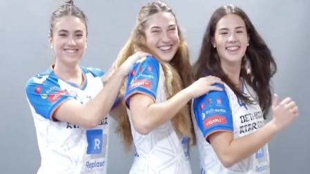 Laida Urbitarte, Estitxu Rodríguez y Libe Arruabarrena, en un momento de su baile en el vídeo de Replasa Beti Onak