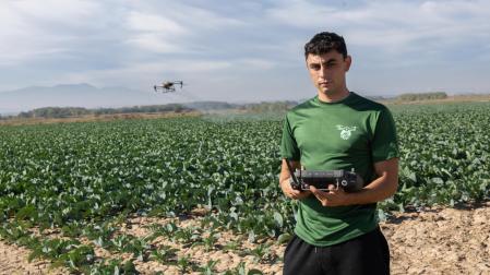 Samuel Arrondo posa junto a su dron, al fondo