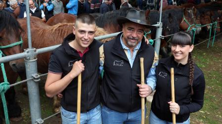 Jon Etxaide Mortalena, flanqueado por sus hijos Julen y Joana.