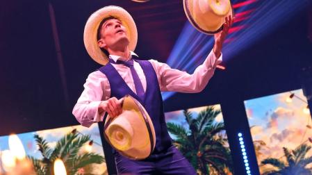 El malabarista de origen argentino Paul Ponce
