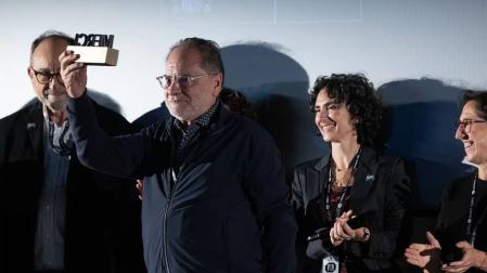 Otilio García muestra el galardón junto con parte del equipo de Golem