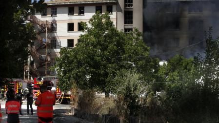 Exterior de la antigua ikastola Jaso en una intervención de Bomberos y la Policía Foral en agosto