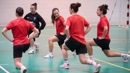 Las jugadoras del Orvina estiran en el pabellón de Ezkaba en un entrenamiento previo al encuentro de hoy frente al Bembrive.