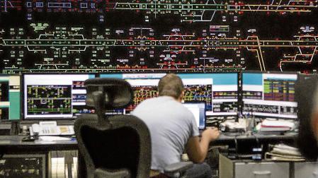 Un operario en la sala de control de Adif en Atocha, repleta de pantallas informativas